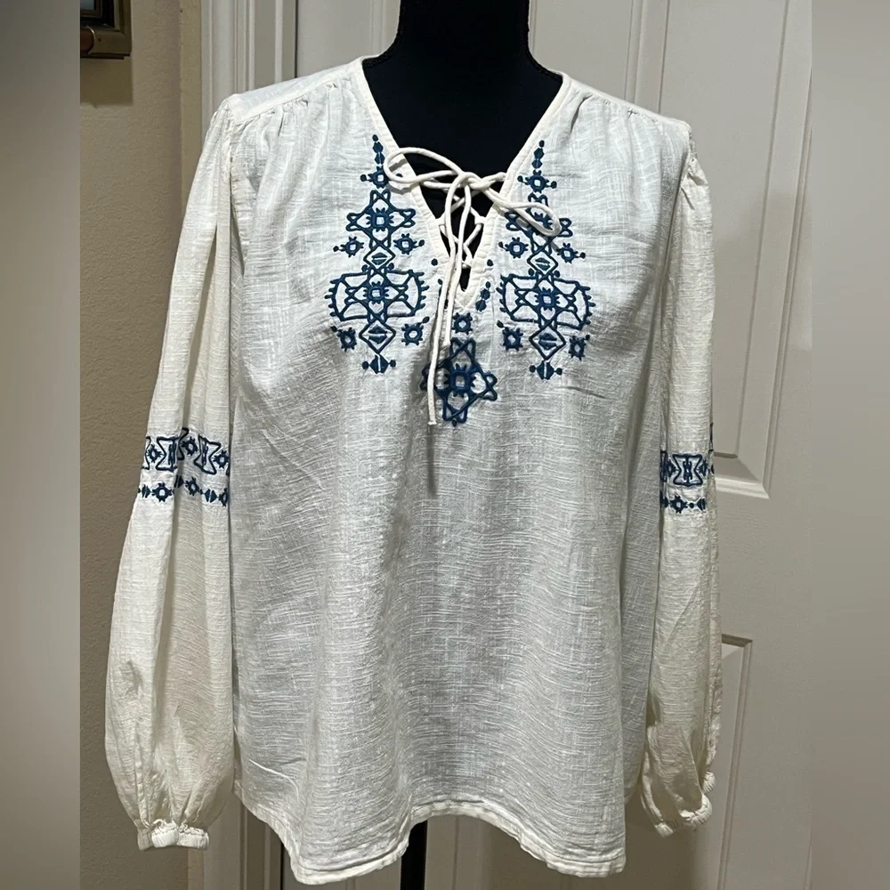 OLD NAVY LACE UP EMBROIDERED POET BLOUSE CREAM COLOR SIZE L.